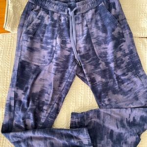 Athleta Farralon joggers crop, blue and lavender camo, size 2P, 23inch inseam